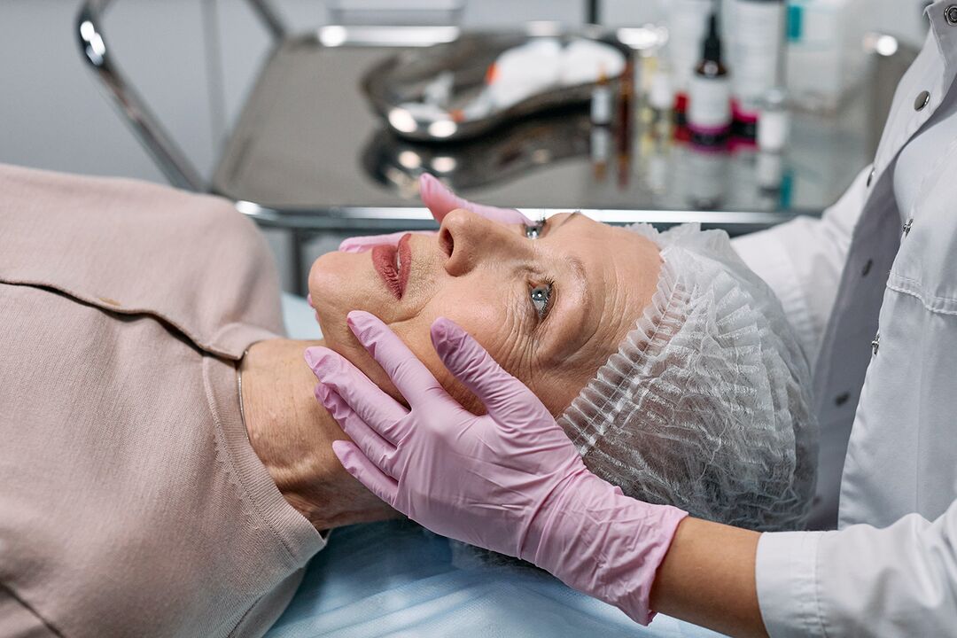 Préparation de la peau du visage pour un renouvellement en profondeur, nécessaire dès 50 ans
