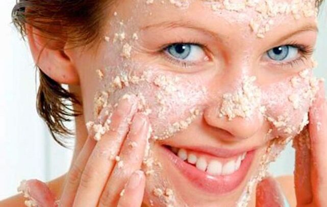 L'application d'un masque à l'avoine rend votre peau uniforme et lisse. 