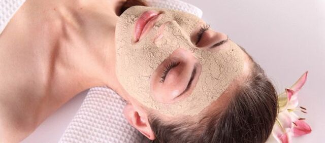 Le masque à la levure raffermit la peau du visage et lui donne de l'élasticité