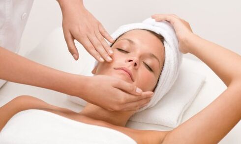 Un massage sculptural du visage donne à la peau l'effet liftant nécessaire
